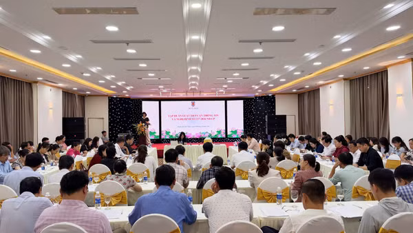 Toàn cảnh học viên tham gia học tập, nghiên cứu tài liệu tại lớp tập huấn. (Ảnh: BTP)