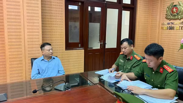 Cơ quan công an làm việc với bị cáo Nguyễn Hòa Bình (tức Shark Bình). (Ảnh: CAHN)