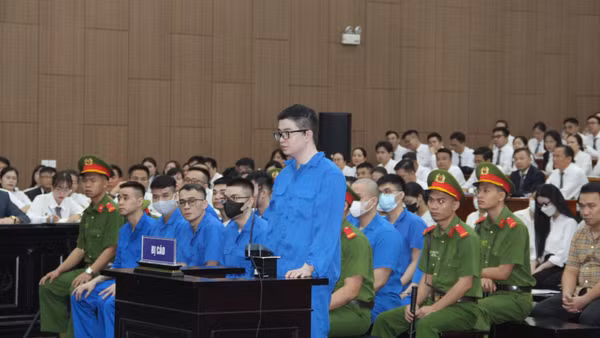 Bị cáo Phó Đức Nam (tức Mr Pips) khai báo trước tòa. (Ảnh: M.H)