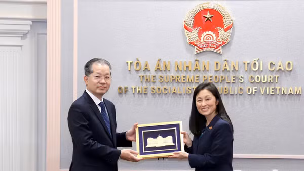 Chánh án Tòa án nhân dân tối cao trao quà tặng Đại sứ Đặc mệnh toàn quyền Hợp chúng quốc Hoa Kỳ tại Việt Nam. (Ảnh: MĐ)