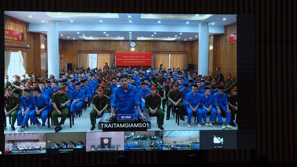 Các bị cáo tại điểm cầu thành phần tại hội trường Trại tạm giam số 1 của Công an Hà Nội . (Ảnh: MH)
