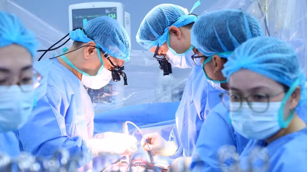Các bác sĩ thực hiện ghép đa mô tạng từ người cho chết não tại Bệnh viện 108. (Ảnh: suckhoe&doisong.vn)