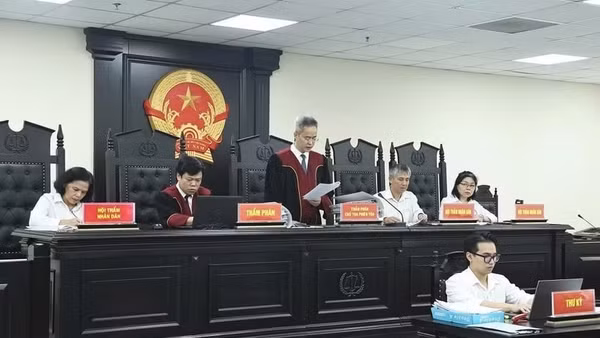 Hội đồng xét xử phiên sơ thẩm. (Ảnh: M.H)