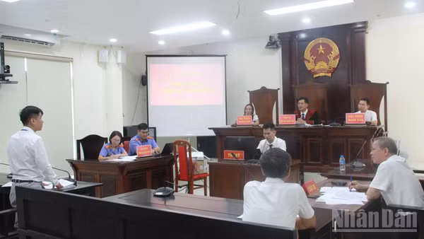 Phiên tòa xét xử sơ thẩm bảo vệ lợi ích công theo Nghị quyết số 205 tại Tòa án nhân dân Khu vực 7- Hà Nội. (Ảnh: H.N)