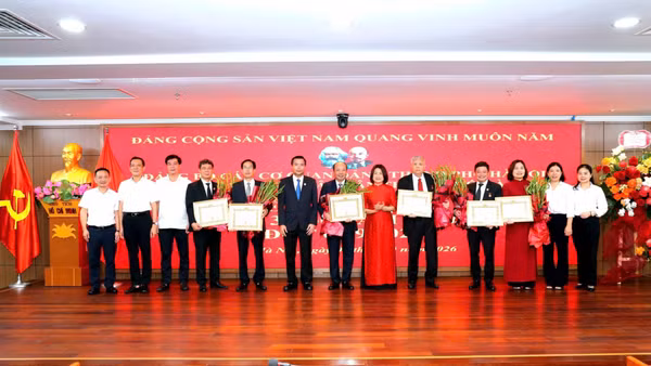 Các đồng chí được trao Huy hiệu 35 năm và 30 năm tuổi Đảng. (Ảnh: MH)