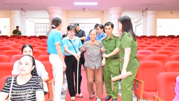 Cán bộ, chiến sĩ Công an tỉnh Phú Thọ triển khai đợt 2 lấy mẫu ADN thân nhân liệt sĩ chưa xác định được danh tính. (Ảnh: CTV)