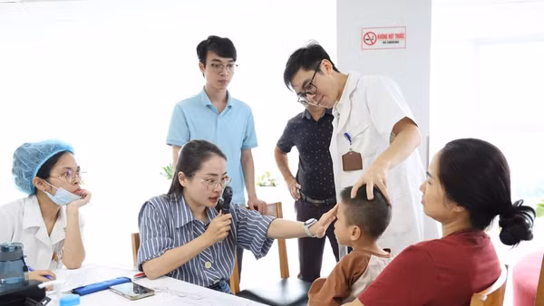 Bác sĩ khám sàng lọc, kiểm tra thị lực và tình trạng mắt cho trẻ em khuyết tật. (Ảnh: NGỌC LONG)
