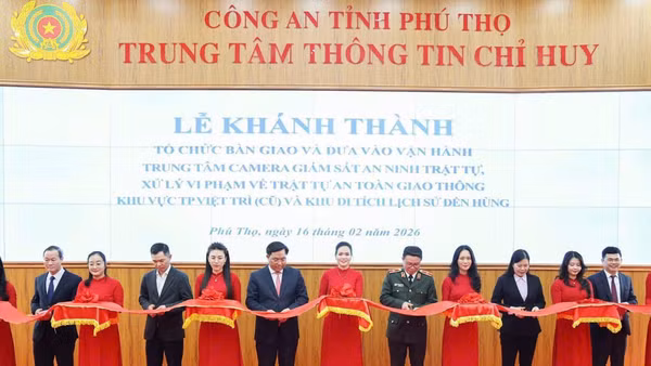 Các đại biểu cắt băng khánh thành đưa Trung tâm camera giám sát an ninh vào hoạt động.