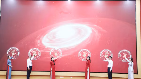 Lãnh đạo Ban Tổ chức Tỉnh ủy Phú Thọ và Thường trực Đảng ủy xã Đoan Hùng thực hiện nghi thức bấm nút Đề án “Kết nạp đảng viên gắn với chuyển đổi số" tại Đảng bộ xã Đoan Hùng. (Ảnh: NGỌC LONG)