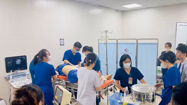 Các y, bác sĩ Bệnh viện Sản Nhi Phú Thọ kích hoạt báo động đỏ cấp cứu cho người bệnh. (Ảnh: Ngọc Long)