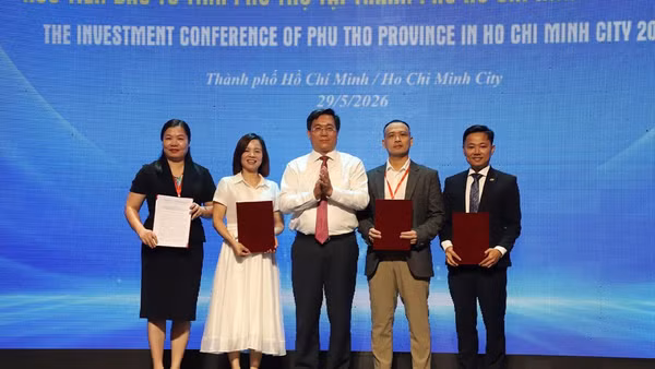 Chủ tịch Ủy ban nhân dân tỉnh Phú Thọ Trần Duy Đông trao Giấy chứng nhận đầu tư cho các nhà đầu tư.