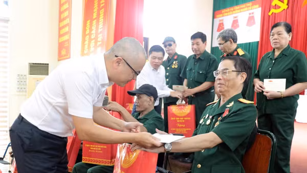 Bí thư Tỉnh ủy Phú Thọ Phạm Đại Dương trao quà của Tổng Bí thư, Chủ tịch nước Tô Lâm cho các thương, bệnh binh.