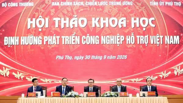 Các đồng chí lãnh đạo chủ trì hội thảo. (Ảnh: Ngọc Long)