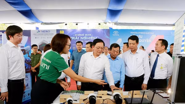 Phó Thủ tướng Hồ Quốc Dũng cùng lãnh đạo tỉnh Phú Thọ tham quan gian trưng bày sản phẩm đổi mới sáng tạo tỉnh Phú Thọ.