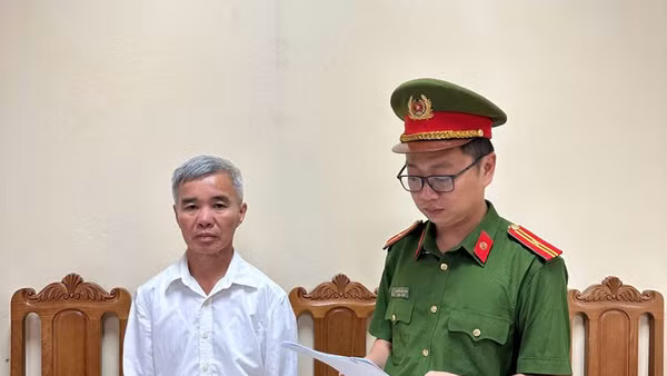 Cơ quan Cảnh sát điều tra công bố Quyết định khởi tố bị can, lệnh cấm đi khỏi nơi cư trú đối với Bạch Chí Điển. (Ảnh: Công an Phú Thọ)