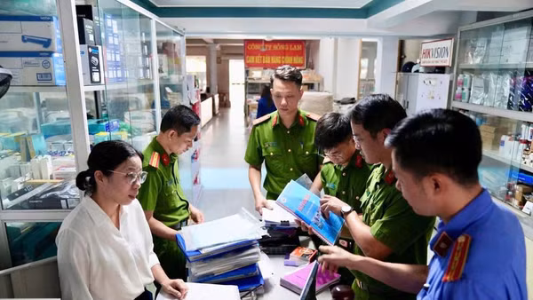 Cơ quan điều tra khám xét nơi ở và nơi làm việc của Nguyễn Thị Thanh Huyền, Giám đốc Công ty Trách nhiệm hữu hạn Thương mại và Dịch vụ Sông Lam.