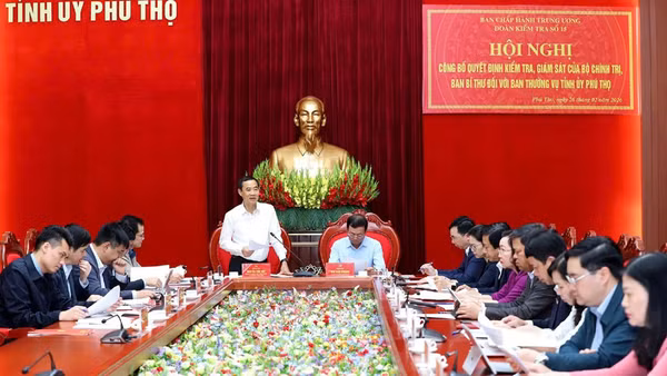 Đồng chí Nguyễn Thái Học phát biểu tại buổi công bố Quyết định kiểm tra, giám sát đối với Ban Thường vụ Tỉnh ủy Phú Thọ.