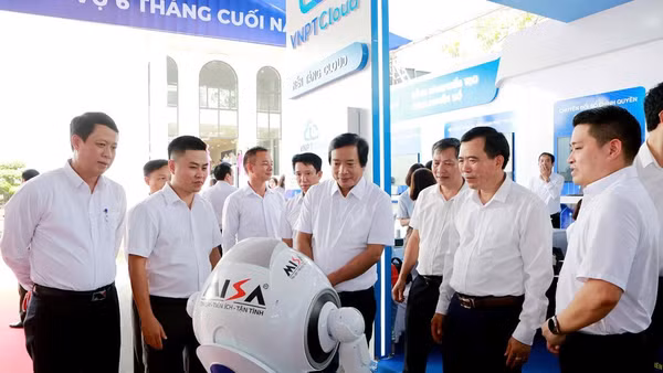 Lãnh đạo tỉnh Phú Thọ tham quan gian trưng bày về phát triển khoa học-công nghệ, chuyển đổi số tại hội nghị sơ kết sáu tháng đầu năm 2026.