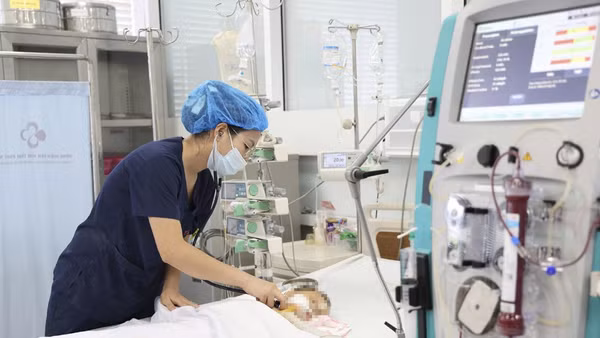 Bệnh nhi N.X.L được các y, bác sĩ Bệnh viện Sản Nhi Phú Thọ chăm sóc, điều trị tích cực.
