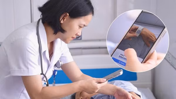 Bác sĩ Bệnh viện đa khoa tỉnh Phú Thọ tra cứu thông tin bệnh án của người bệnh thông qua quét mã QR trên vòng đeo tay. (Ảnh: NGỌC LONG) 