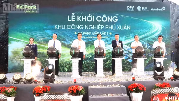 Bí thư Tỉnh ủy Đắk Lắk Lương Nguyễn Minh Triết và các đại biểu ấn nút khởi công dự án Khu Công nghiệp Phú Xuân (Ez.Park Đắk Lắk I). 