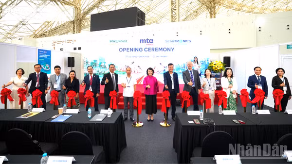 Các đại biểu thực hiện nghi thức cắt băng khai mạc ba triển lãm quốc tế ProPak Hanoi 2026, MTA Hanoi 2026 và SemiTronics Vietnam 2026 tại Trung tâm Triển lãm Việt Nam (VEC), Đông Anh, Hà Nội, ngày 13/10. (Ảnh: AN NGUYÊN)