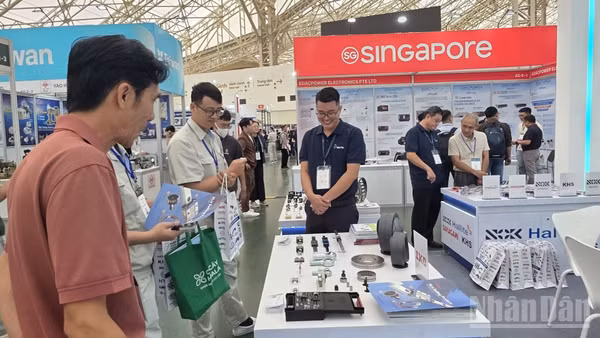 Muốn tham gia sâu hơn vào chuỗi cung ứng toàn cầu, ngành cơ khí Việt Nam cần chuyển từ gia công sang chủ công nghệ. (Ảnh: KIM DUNG)