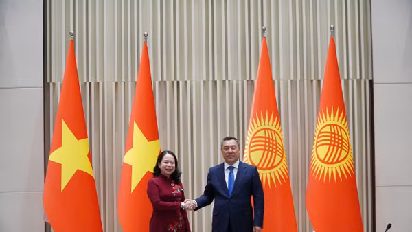 Phó Chủ tịch nước Võ Thị Ánh Xuân gặp Tổng thống Kyrgyzstan Sadyr Japarov. (Ảnh: TTXVN)
