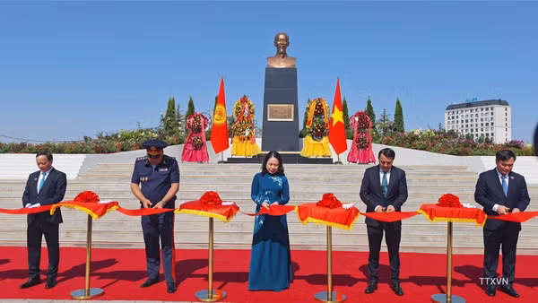 Phó Chủ tịch nước Võ Thị Ánh Xuân và các đại biểu thực hiện nghi thức cắt băng khánh thành Tượng đài Hồ Chí Minh. (ẢNH: TTXVN)
