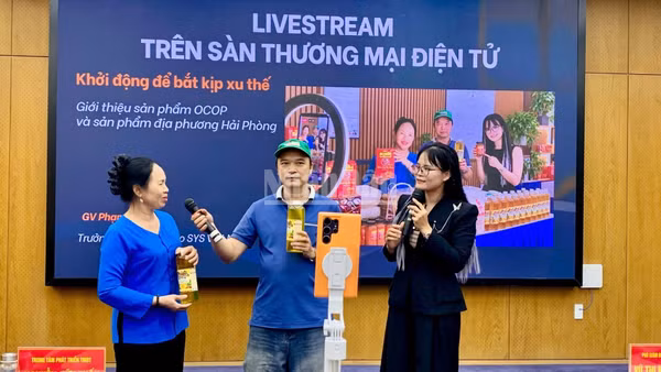 Đại diện Doanh nghiệp tham gia thực hành livestream tại Hội nghị. (Ảnh: BCT)