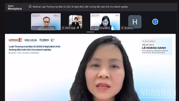 Cục trưởng Thương mại điện tử và Kinh tế số Lê Hoàng Oanh hướng dẫn những quy định mới trong Luật Thương mại điện tử và Nghị định số 248/2026/NĐ-CP. (Ảnh: BCT cung cấp)