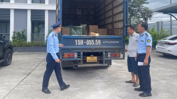 Đội Quản lý thị trường số 1 tiến hành khám phương tiện BKS 15H-055.59. (Ảnh: Cục Quản lý thị trường)
