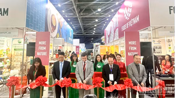 Cắt băng khai trương Khu gian hàng Việt Nam tại Hội chợ Worldfood Moscow 2026. (Ảnh: Cục Xúc tiến thương mại)