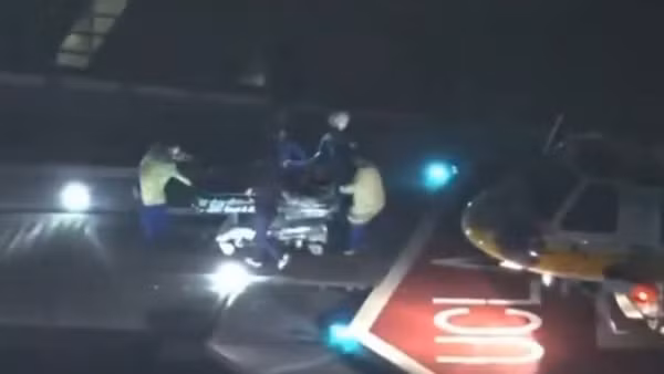 Các nạn nhân được đưa đi cấp cứu. (Ảnh chụp màn hình video kênh KTLA)