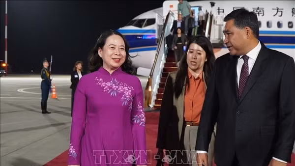 Phó Chủ tịch thứ nhất Nội các Daniyar Amangeldiev đón Phó Chủ tịch nước Võ Thị Ánh Xuân tại sân bay quốc tế Manas, thủ đô Bishkek. (Ảnh: Tâm Hằng/PV TTXVN tại SNG)