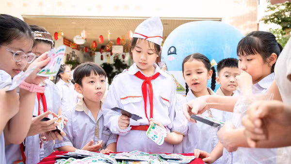 Học sinh Trường tiểu học Vạn Bảo (Hà Nội) tham gia Chương trình tuyên truyền “Học sinh với kiến thức sử dụng năng lượng an toàn, tiết kiệm và hiệu quả”. (Ảnh: BCT)