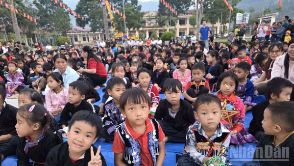 Ấm áp Trung thu “Điều ước cho con” giữa núi rừng Bản Liền. (Ảnh: AN NGUYÊN)