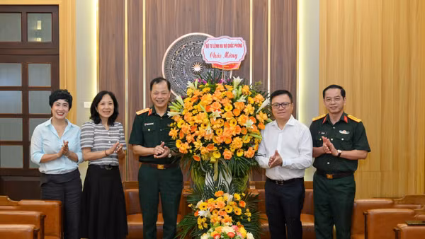 Đoàn công tác Bộ Tư lệnh 86 do Trung tướng Nguyễn Minh Thắng, Chính ủy Bộ Tư lệnh 86 làm Trưởng đoàn đã tới thăm, chúc mừng Báo Nhân Dân. (Ảnh: THẾ ĐẠI)