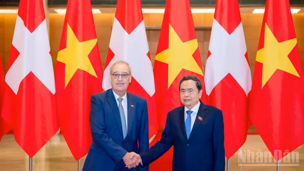 Chủ tịch Quốc hội Trần Thanh Mẫn và Tổng thống Liên bang Thụy Sĩ Guy Parmelin. (Ảnh: DUY LINH)