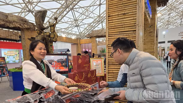 Đằng sau mỗi sản phẩm mang chỉ dẫn địa lý là thương hiệu của một vùng đất và cuộc sống của những người trực tiếp tạo ra sản phẩm. (Ảnh: AN NGUYÊN)