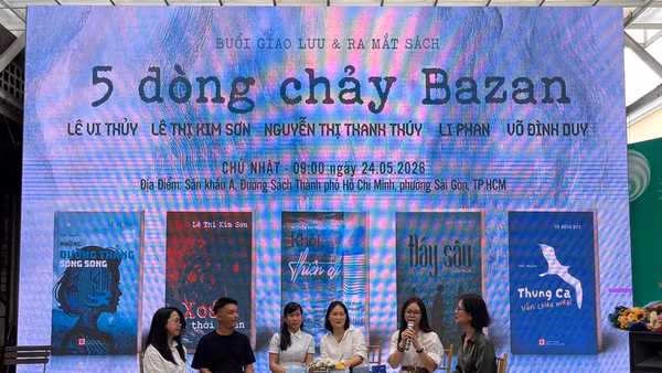 Các cây bút trẻ chia sẻ tại buổi giao lưu và ra mắt sách "5 dòng chảy Bazan".