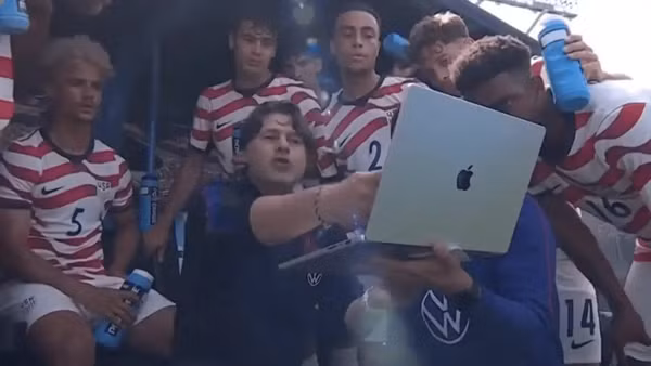 Pochettino cho Đội tuyển Mỹ xem phân tích thực tế trên máy tính xách tay.