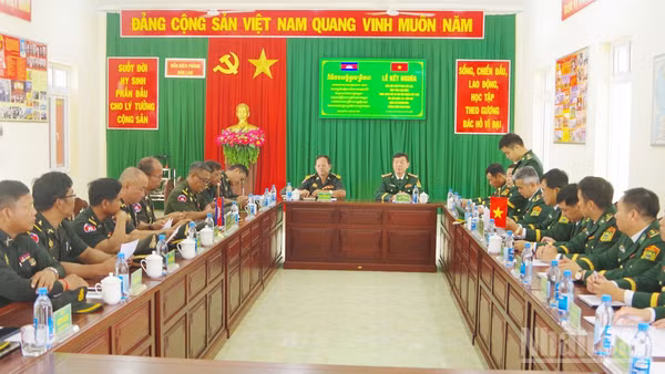 Đại biểu hai bên tham dự lễ kết nghĩa.