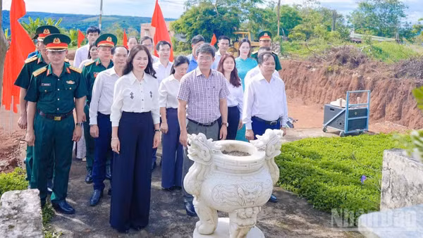 Phường Đông Gia Nghĩa (Lâm Đồng) tổ chức Lễ dâng hương tưởng niệm tại Di tích lịch sử quốc gia đặc biệt Đường Trường Sơn-Đường Hồ Chí Minh, địa điểm bắt liên lạc, khai thông Đường Hồ Chí Minh thuộc tổ dân phố Cây Xoài. (Ảnh: NGUYỄN SEN)
