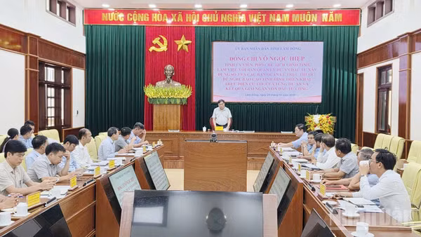 Quang cảnh buổi làm việc tháo gỡ khó khăn đối với các dự án phía tây Lâm Đồng có tỷ lệ giải ngân dưới 50%.