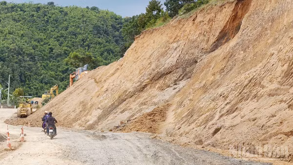 Trên Quốc lộ 28 khu vực giáp ranh giữa xã Phúc Thọ-Lâm Hà và xã Tà Đùng xuất hiện sụt lún và nứt gãy cắt ngang mặt đường làm ảnh hưởng đến quá trình lưu thông. (Ảnh: HUY THÀNH)