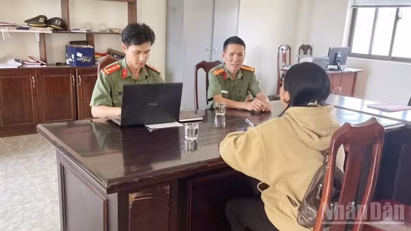 Cơ quan Công an xã Tuy Đức (Lâm Đồng) làm việc với đối tượng đăng thông tin sai sự thật về khám sức khỏe toàn dân.