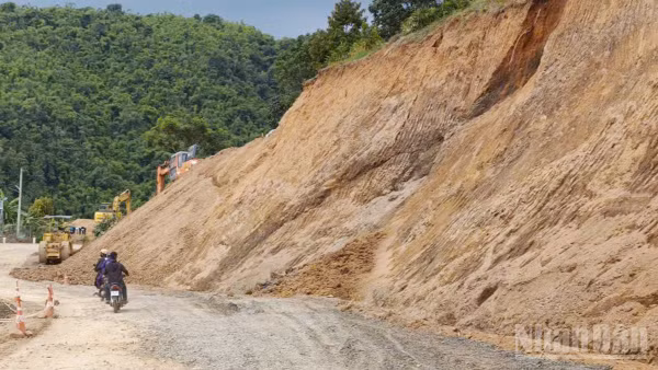Quốc lộ 28 đoạn Km136+800-Km136+900 thuộc xã Phúc Thọ-Lâm Hà tiếp tục sụt lún, nứt đất trên diện rộng buộc phải tạm dừng lưu thông.