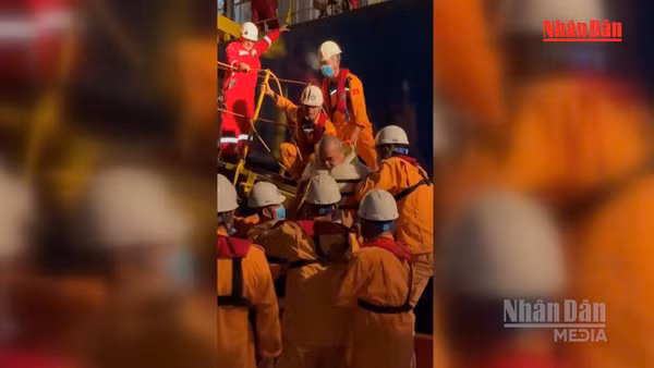  [Video] Cứu nạn thành công thuyền viên tàu nước ngoài có nguy cơ nhồi máu cơ tim vào bờ cấp cứu