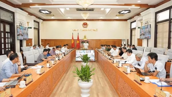 Phó Bí thư Thành ủy, Chủ tịch Ủy ban nhân dân thành phố Huế Lê Trí Thanh chủ trì phiên họp được kết nối trực tuyến đến 40 xã, phường. (Ảnh: NG.HIẾU)